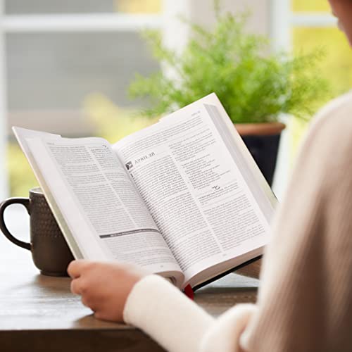 The NKJV, MacArthur Daily Bible, 2nd Edition, Hardcover, Comfort Print : A Journey Through God's Word in One Year