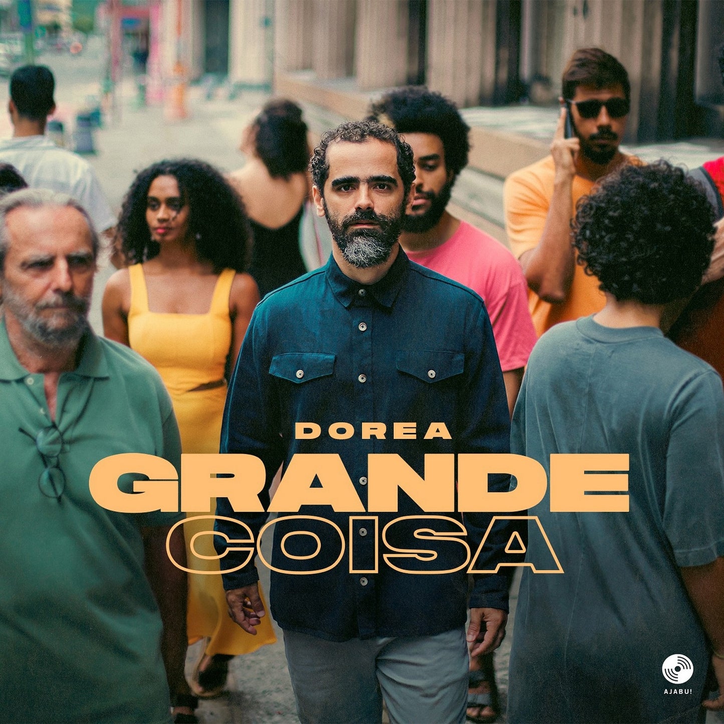 Album cover for Dorea's "Grande Coisa" featuring a group of people.