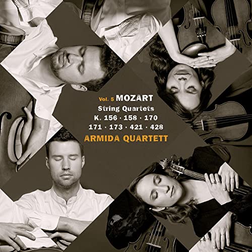 CD cover featuring four musicians with string instruments and text “Mozart”.