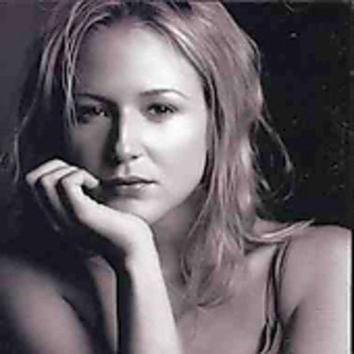 Black and white portrait of Jewel, chin resting on hand.