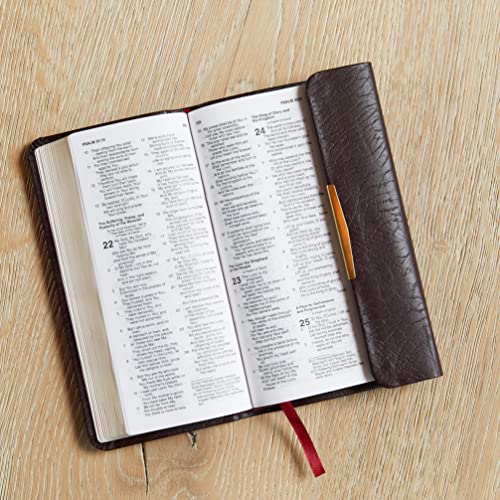 NKJV, Checkbook Bible, Compact, Bonded Leather, Burgundy, Wallet Style, Red Letter : Holy Bible, New King James Version