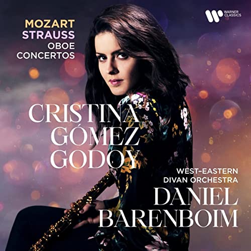 CD cover featuring Cristina Gómez Godoy with an oboe, Mozart & Strauss.