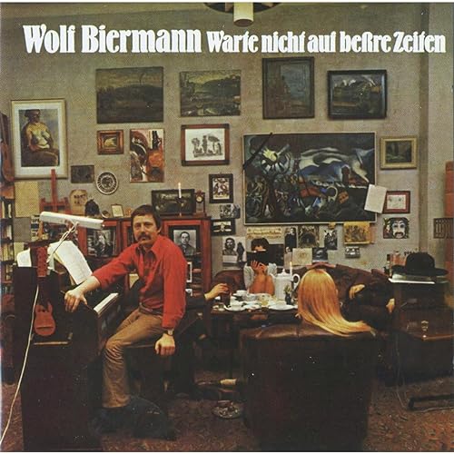 Album cover: Wolf Biermann at a piano in a room full of art.