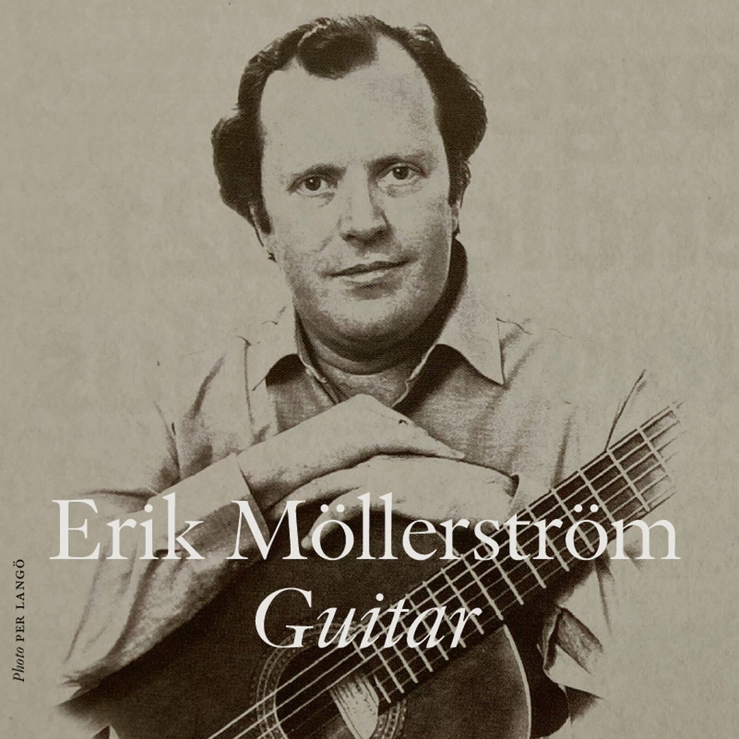 Black and white portrait of Erik Möllerström with a guitar.