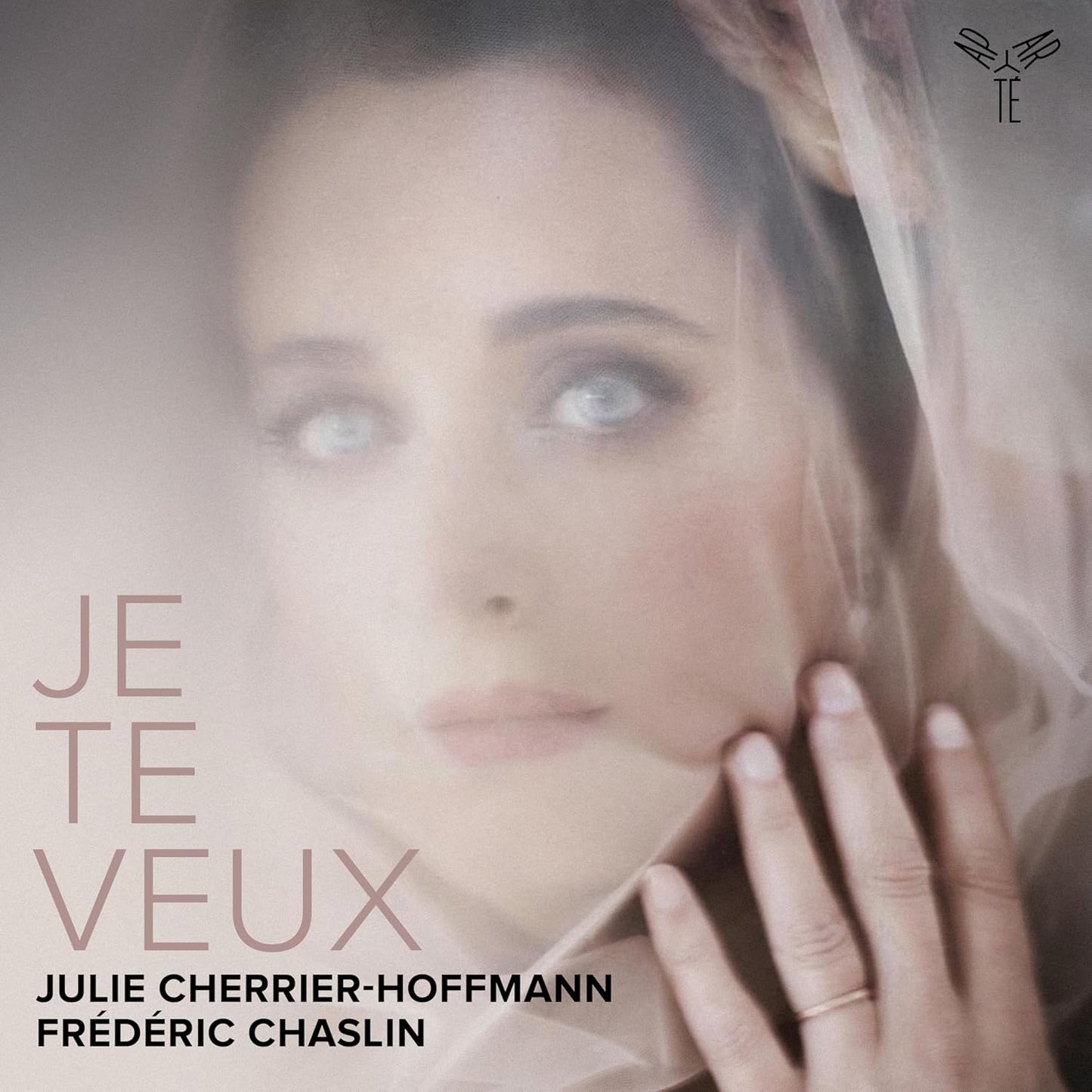 CD case featuring album art for “Je Te Veux!” by Julie Cherrier-hoffmann, Frede.