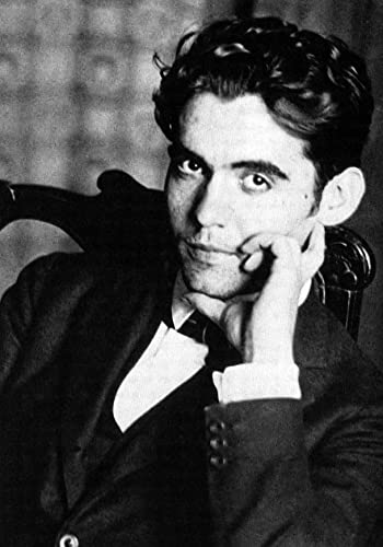 Black and white portrait of Federico García Lorca resting his chin on his hand.