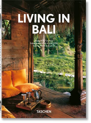 Book cover: "Living in Bali" with a view of a Balinese courtyard.