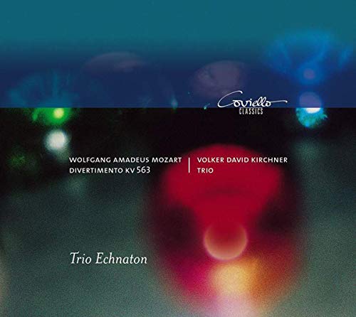 CD cover with blurry lights and white text, featuring Trio Echnaton's classical music album.