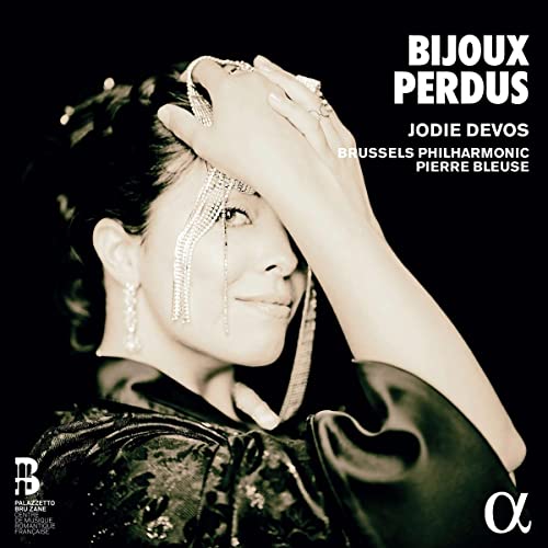 Close-up of a woman with jewelry, album cover for “Bijoux Perdus.”
