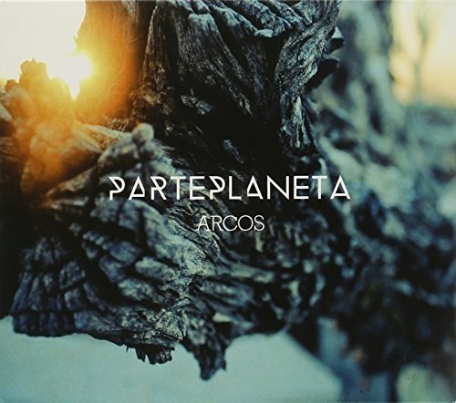 Close-up of textured tree bark with sunlight, featuring the text Parteplaneta Arcos.