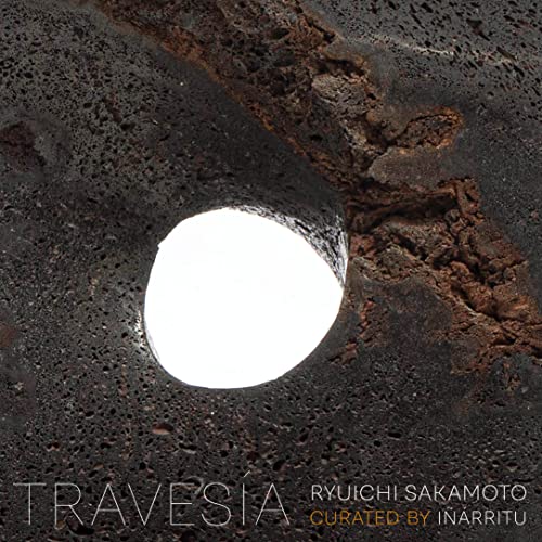Dark textured album cover with a bright circular opening, title “Travesia”.