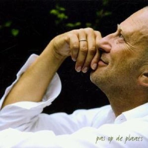 A man in a white shirt with text "pas op de plaats" at the bottom.