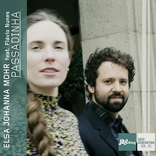 A woman and a man pose together on this album cover for Passadinha.