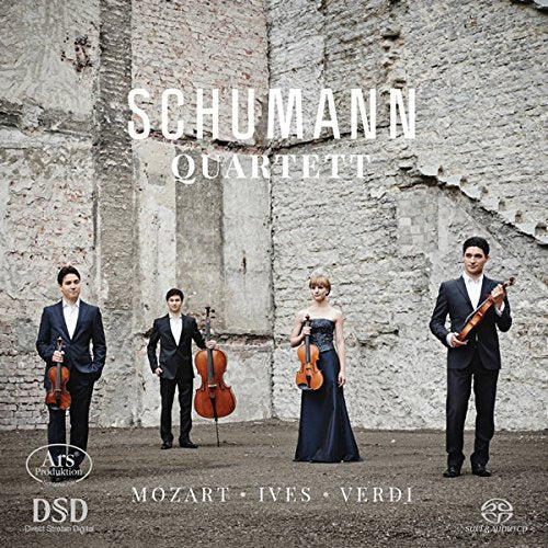 Schumann Quartett members posing with string instruments against a textured wall.