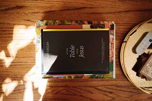 At the Table with Jesus : 66 Days to Draw Closer to Christ and Fortify Your Faith