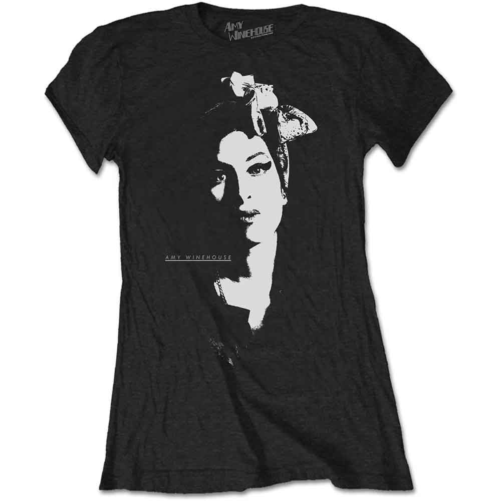 Black t-shirt with a white portrait of Amy Winehouse and a scarf.