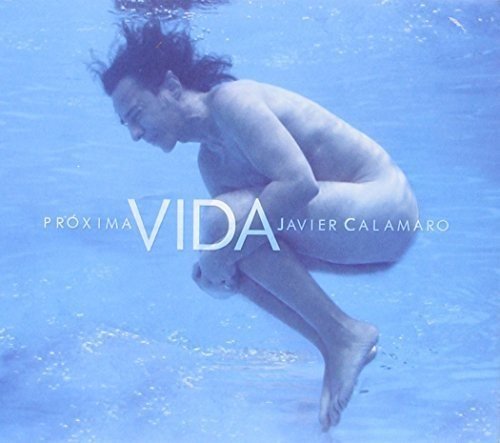 A person curled in a fetal position underwater with the text Proxima Vida Javier Calamaro.