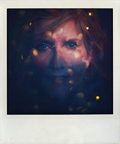 Close-up portrait of Eddi Reader with blurred golden lights overlayed.