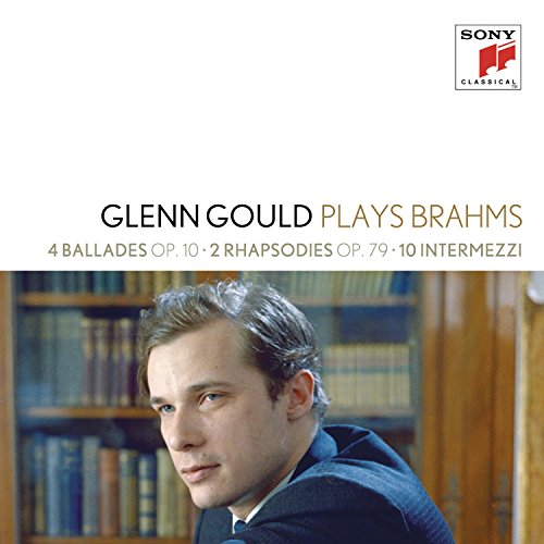 CD cover featuring pianist Glenn Gould in front of bookshelves.