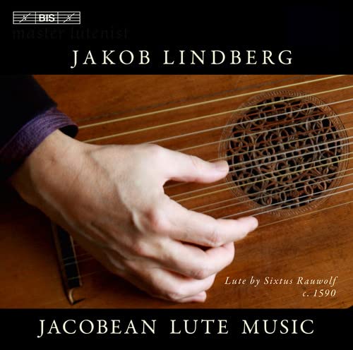 Jakob Lindberg playing a brown, round-bodied lute with intricate detailing.
