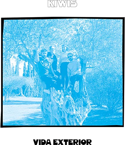 CD cover for Kiwis’ “Vida Exterior” featuring a band in a tree.