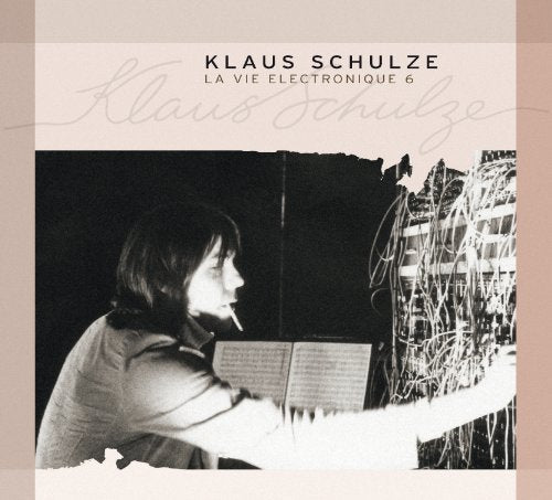Black and white photo of Klaus Schulze at an electronic instrument.