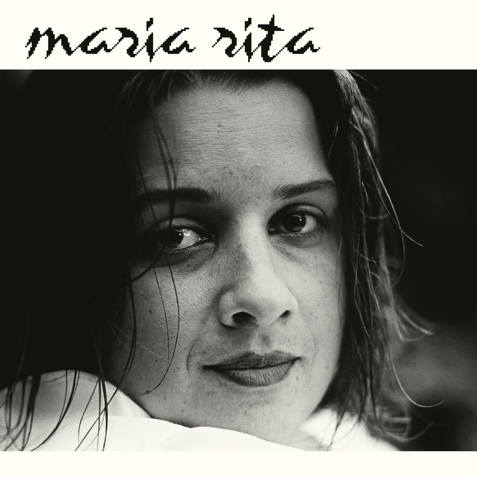 Black and white portrait of Maria Rita, a woman with dark hair.