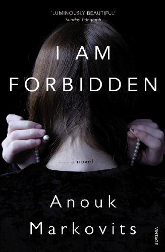 Book cover: woman with long hair obscuring face, holding pearls.