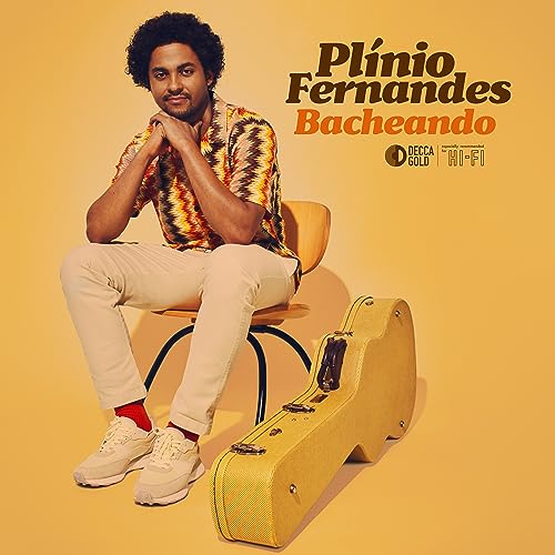 Album cover featuring Plínio Fernandes sitting with a guitar case.