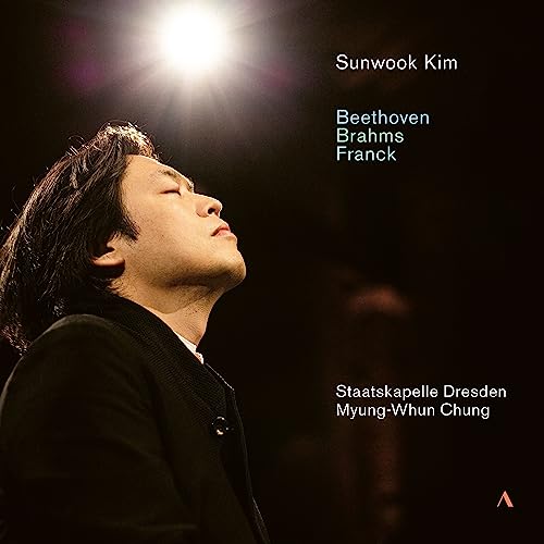 CD cover featuring violinist Sunwook Kim in performance, with text details.