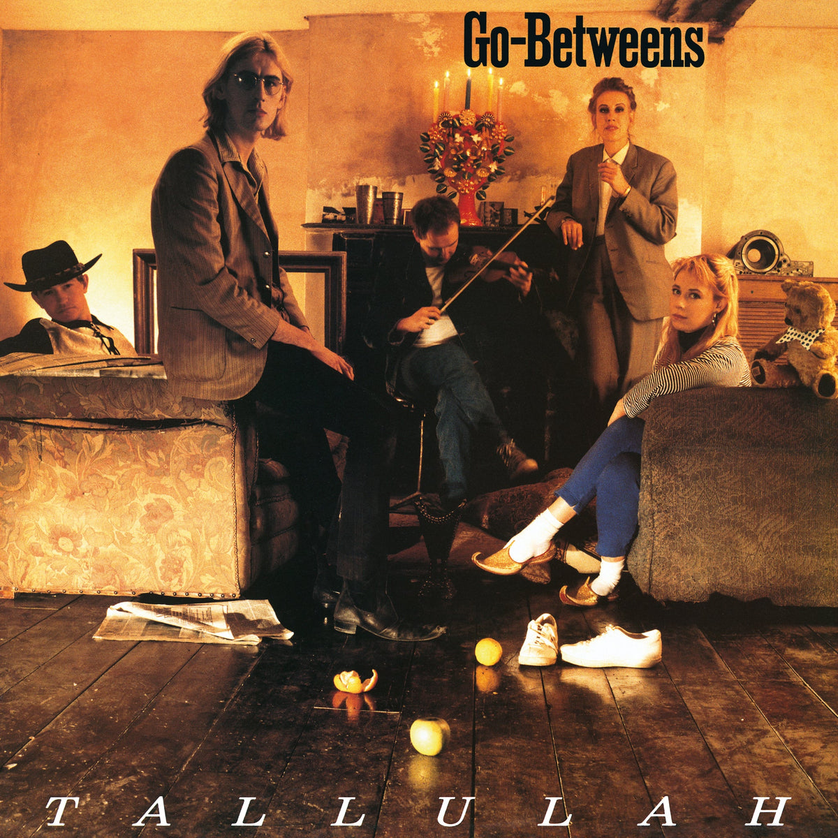 Album cover for The Go-Betweens’ “Tallulah” featuring five people indoors.
