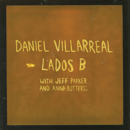 Golden vinyl record cover with text: "Daniel Villarreal - Lados B".