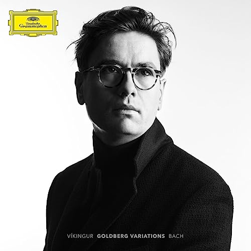 Black and white portrait of pianist Víkingur Ólafsson with glasses.