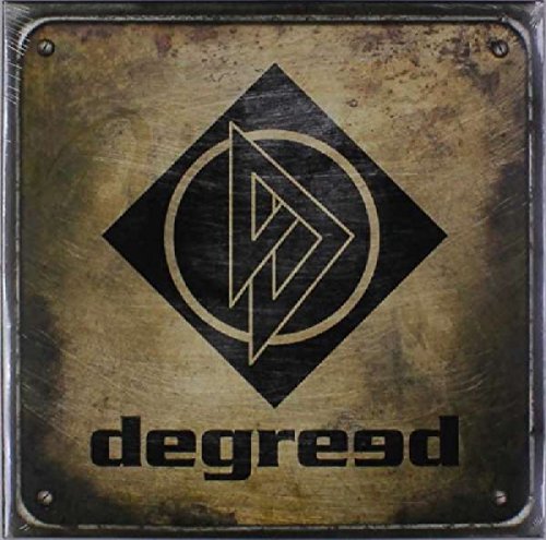 "Square metal plate with 'degre3d' text and stylized logo in a diamond shape."